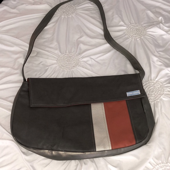 BRAND NEW METALLIC AND COLOR  BLOCK MESSENGER BAG - Picture 3 of 8